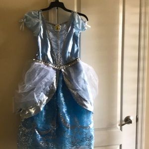 Disney parks Cinderella dress size 7/8 with crown